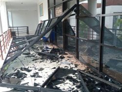 Hujan Angin Landa Tanjungpinang Kaca Gedung