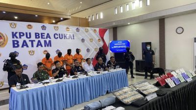 Pria Tanjungpinang Tertunduk Lesu di Kantor BC Batam